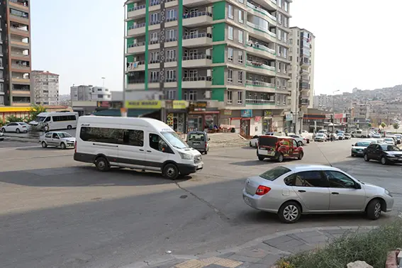 Uyarıcı levha ve kasislerin olmadığı kavşak kazalara davetiye çıkarıyor