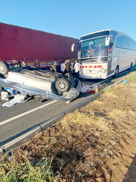 Otobüsün önüne kırdı, takla atarak sürüklendi: 4 yaralı