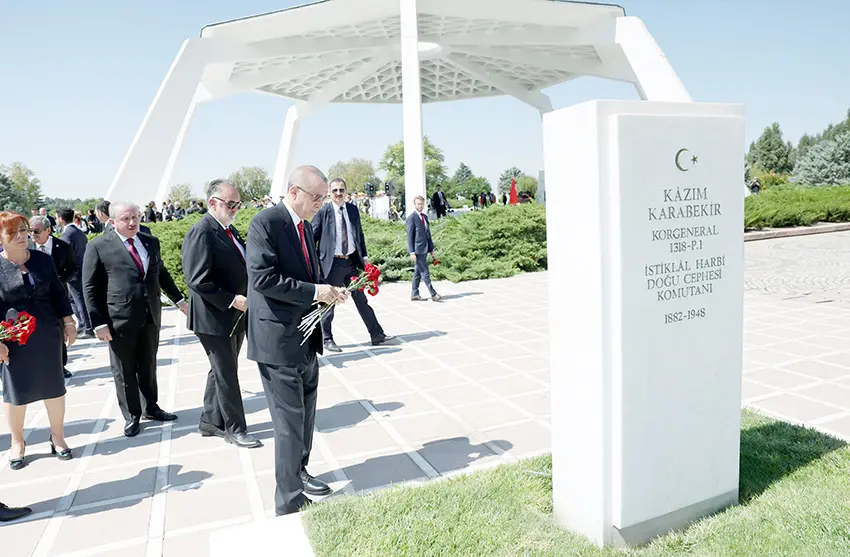 Cumhurbaşkanı Erdoğan, Devlet Mezarlığı'nı ziyaret etti