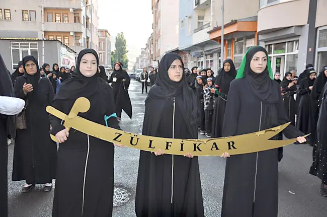 Kars'ta binlerce kişi Kerbela şehitleri için yürüdü