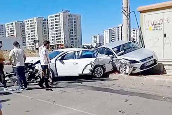 Otomobiller kavşakta kafa kafaya çarpıştı: 2 yaralı