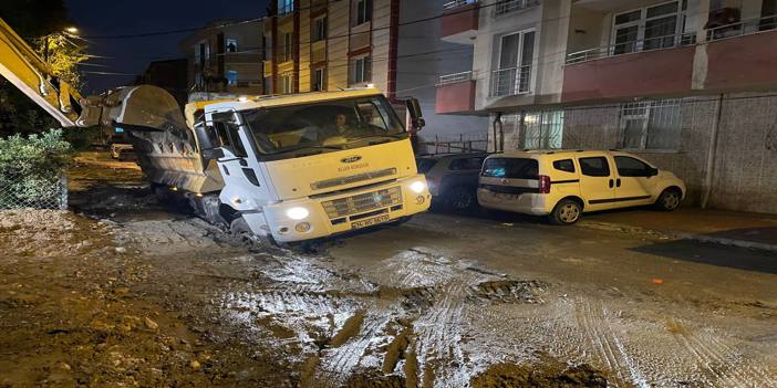 Esenyurt'ta yağmurdan zarar gören yolda mahsur kalan hafriyat kamyonu kurtarıldı