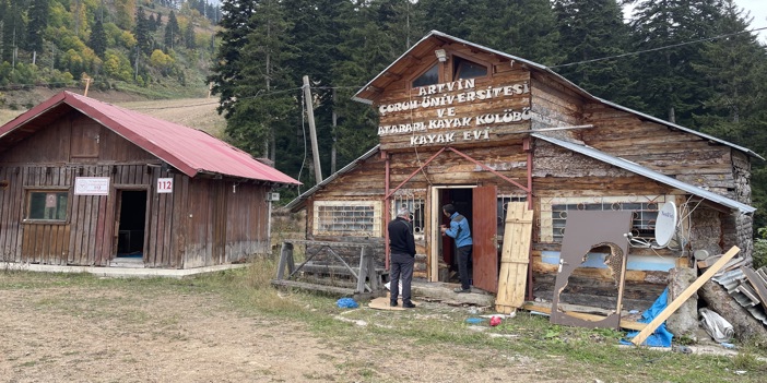 Artvin'de ayılar boş binalara zarar verdi