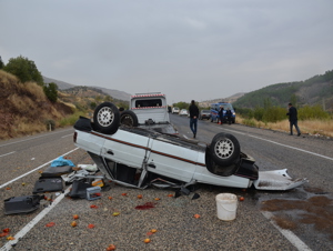 Devrilen otomobildeki 5 kişi yaralandı