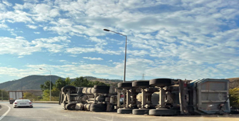 Bilecik'te kömür tozu yüklü kamyon devrildi, 2 kişi yaralandı