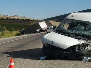 Çarpışan iki aracın şoförleri yaralandı, 1'i ağır yaralı 