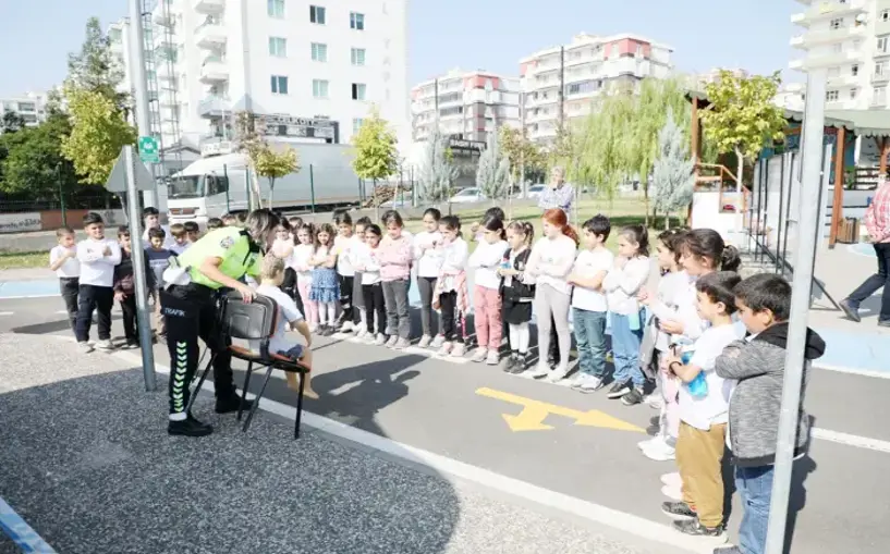 Diyarbakır'da minik öğrencilere uygulamalı trafik eğitimi verildi