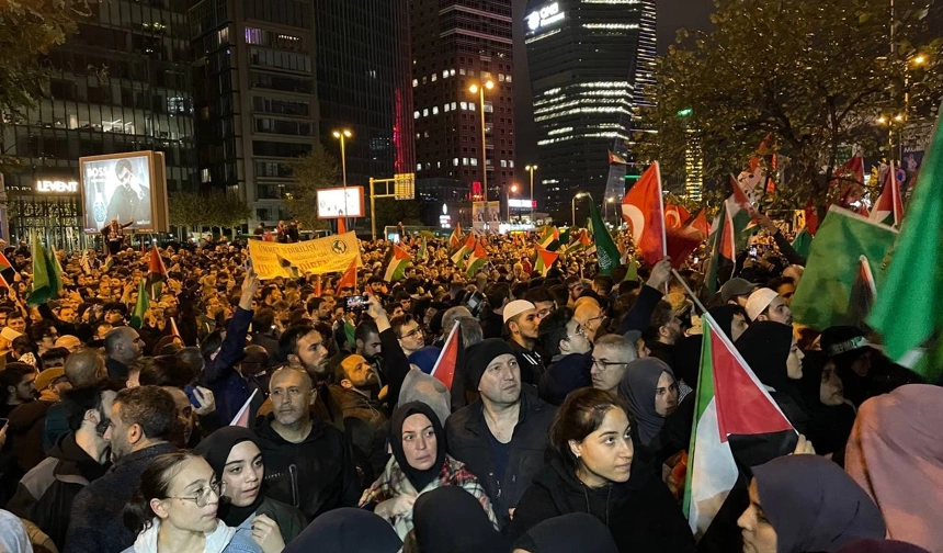 İran'da, İsrail'in Gazze'deki hastaneye saldırısı protesto edildi