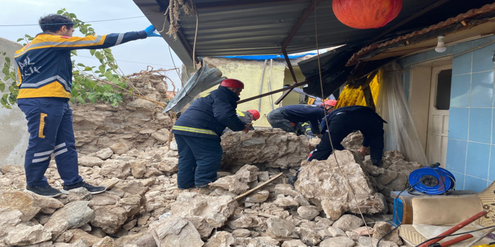 Manisa'da yıkmaya çalıştığı duvarın altında kalan kişi öldü