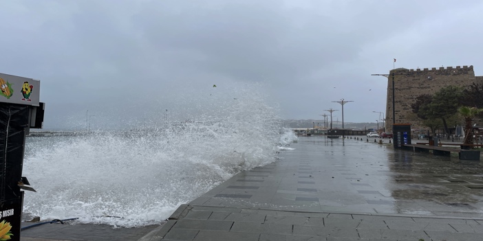 Sinop'ta fırtınada 4 metrelik dalgalar oluştu