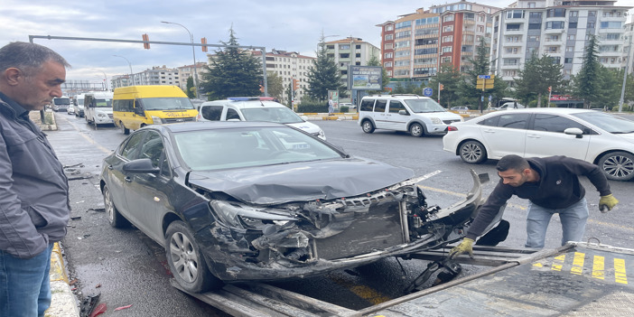 Otomobille çarpışan ekip aracında 2 polis yaralandı