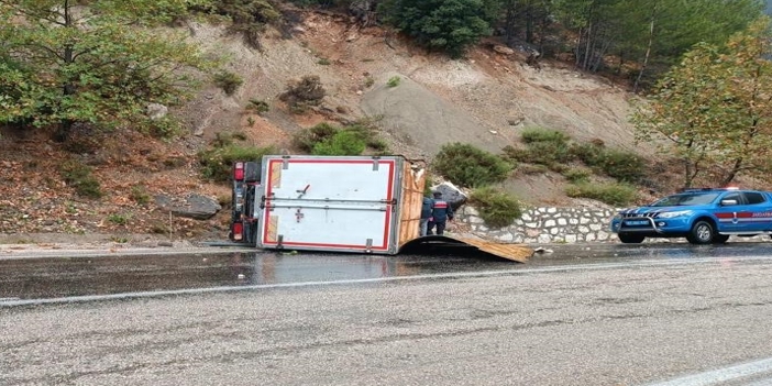 Antalya'da devrilen kamyonetteki 3 kişi yaralandı