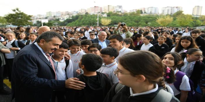 Bakan Tekin, İstanbul'daki okulda bayrak törenine katıldı