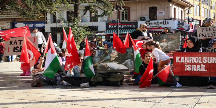 Kastamonu'da kadınlar Filistin için sessiz oturma eylemi yaptı