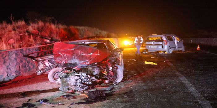 Diyarbakır'da hafif ticari araç ile otomobilin çarpıştığı kazada 6 kişi yaralandı