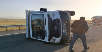 Kars'ta devrilen kamyonetteki 1 kişi yaralandı