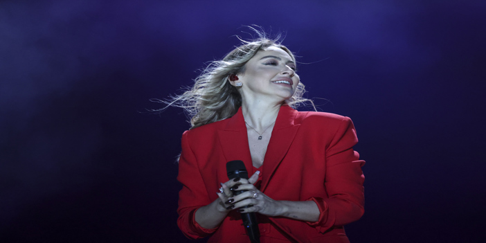 Hadise, Cumhuriyet'in 100. yılı kutlamaları kapsamında Ankara'da konser verdi