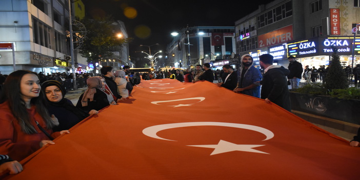 Van ve Hakkari'de Cumhuriyet'in 100. yılı fener alaylarıyla kutlandı