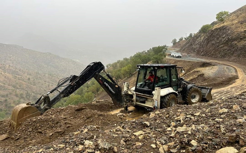 Heyelanın kapattığı yolları açma çalışmaları sürüyor