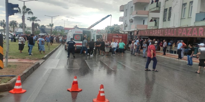 Tır yol kenarındaki mağazaya girdi, 7 kişi yaralandı