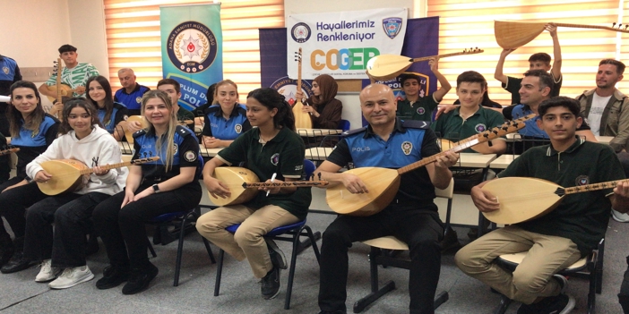 Adana'da lise öğrencileri polis desteğiyle bağlama çalmayı öğrenecek