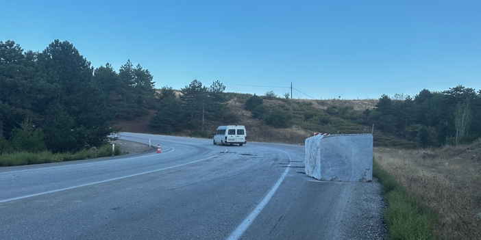 Seyir halindeki tırdan mermer blok yola düştü