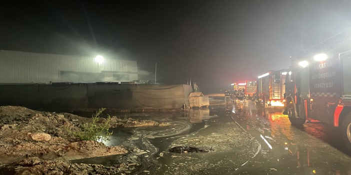 Sakarya'da geri dönüşüm tesisinde çıkan yangın söndürüldü