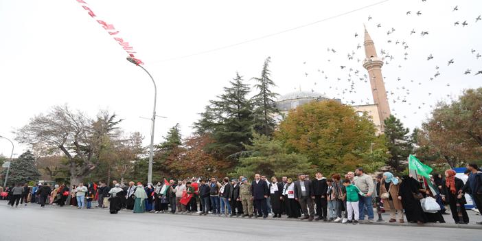 Konya'da insan zinciri oluşturan grup, İsrail'in Gazze'ye saldırılarına tepki gösterdi