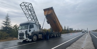 Dorsesi açık kalan kamyon trafik bilgilendirme panosunu yerinden söktü