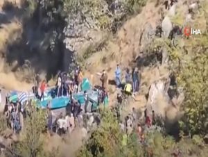 (Video) Hindistan’da yolcu otobüsü şarampole yuvarlandı: 36 ölü