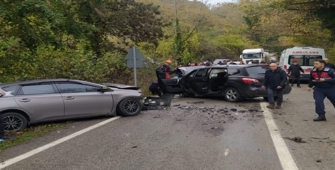 Bartın'da iki otomobil çarpıştı, 1 kişi öldü, 5 kişi yaralandı