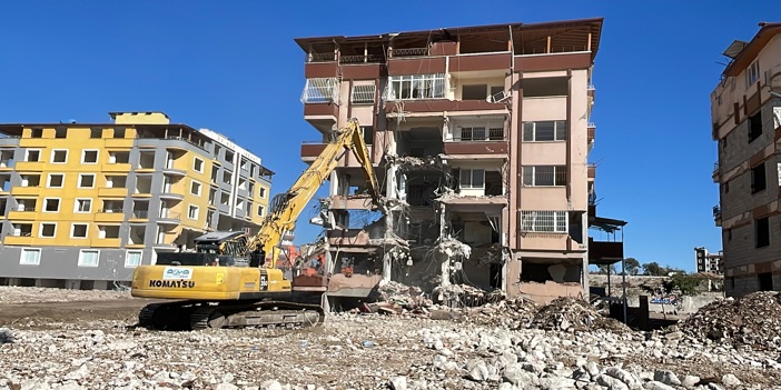 Hatay'da depremlerde ağır hasar alan 4 bina kontrollü yıkıldı