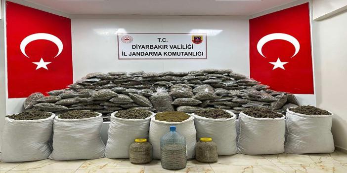 (Video) Diyarbakır'da el yapımı patlayıcı ve 204 kilogram esrar yakalandı