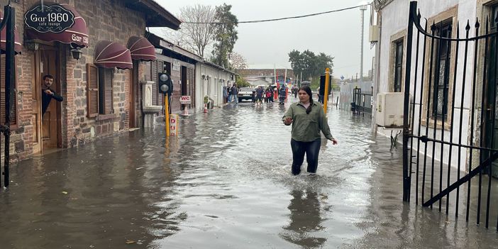 İzmir'de şiddetli sağanak ve fırtına hayatı olumsuz etkiliyor