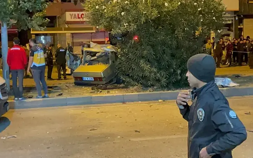 (Video) Adana‘da ağaca çarpan otomobil ikiye bölündü