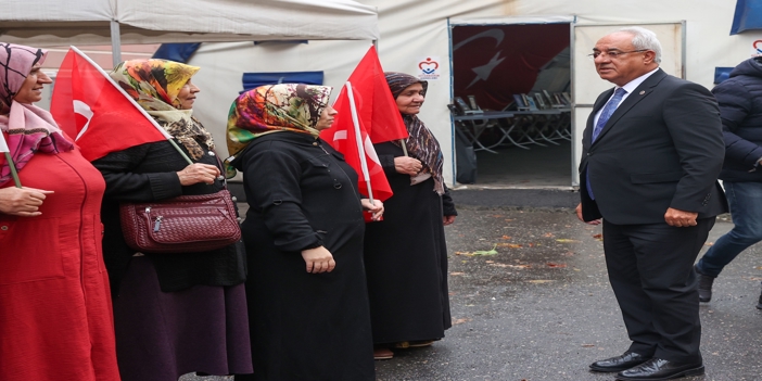 Aksakal'dan, hasret nöbeti tutan ailelere destek ziyareti 