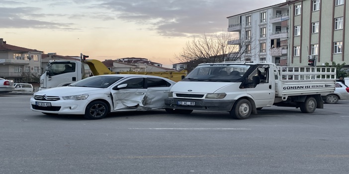 Elazığ'da otomobille kamyonetin çarpışması sonucu 4 kişi yaralandı