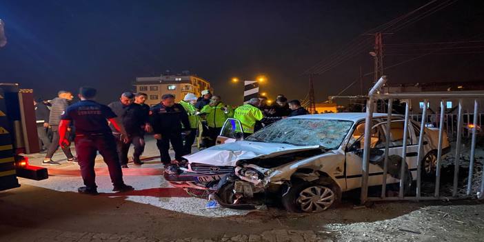 Adana'da otomobilin yayalara ve bariyere çarpması sonucu 4 kişi yaralandı