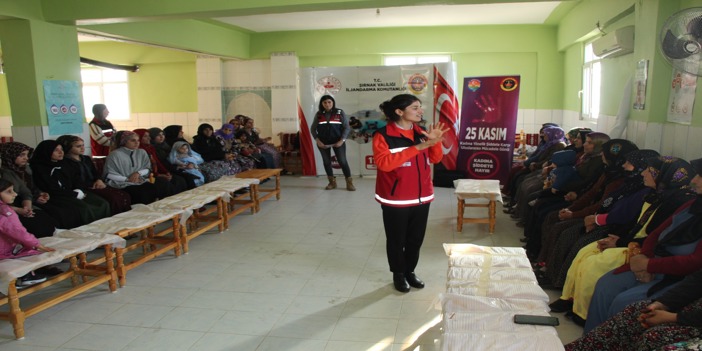 Şırnak'ta kadın astsubaylar kırsaldaki kadınlara KADES'i anlattı