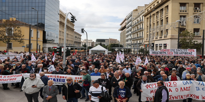 Yunanistan'da emekliler maaş zammı istedikleri eylemde Filistin'e destek mesajı verdi