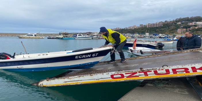 Zonguldak'ta fırtına uyarısına karşı önlem alan balıkçılar teknelerini karaya çekti