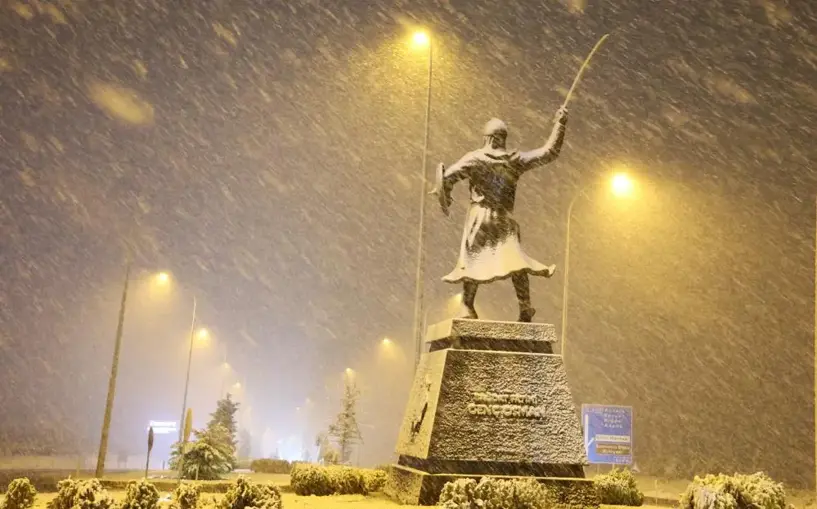 Aksaray’da fırtına, yerini kar yağışına bıraktı