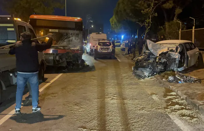 İzmir'de belediye otobüsü ile otomobil çarpıştı: 1 ölü, 2 yaralı