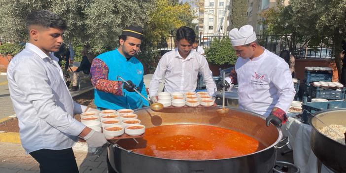 Şanlıurfa'da 10 bin kişiye kuru fasulye ve pilav ikram edildi