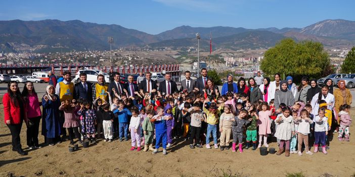 Karabük'te depremzede çocuklar tohum toplarını doğayla buluşturdu