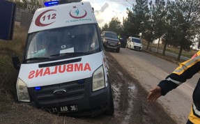 Ambulans kaza yaptı; 1 yaralı 