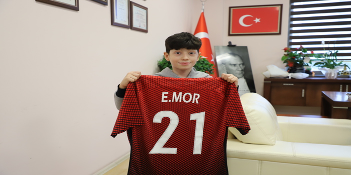 Emre Mor, lösemi tedavisi gören çocuğa forma gönderdi