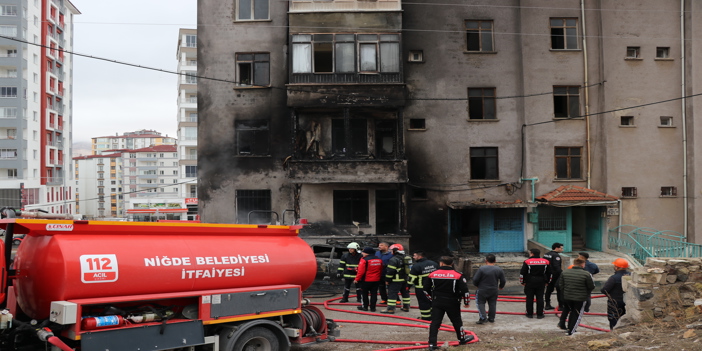 Niğde'de çöp yığınında çıkan yangın, apartman ve araçta hasara neden oldu