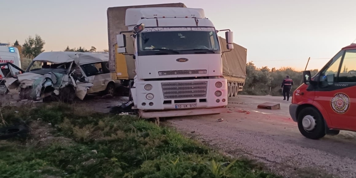 Osmaniye'de tarım işçilerini taşıyan minibüs ile tır çarpıştı, 5 kişi yaralandı