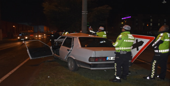 Ordu'da aydınlatma direğine çarpan otomobildeki 3 kişi yaralandı